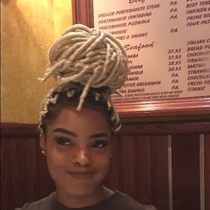 Meet your Posher, Alexia